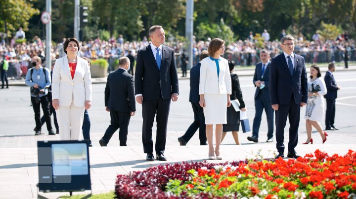 Politicienii din Moldova au depus flori la monumentul Maica Îndurerată şi monumentul Ştefan cel Mare din Capitală (FOTO)