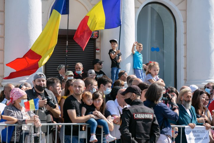 Retrospectiva Zilei Independenţei Republicii Moldova. Ce s-a întâmplat şi ce spun oamenii despre parada militară (FOTO)