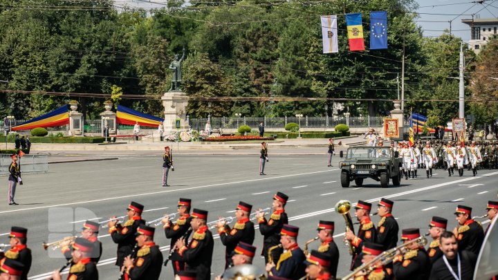 Ceremonia festivă şi parada militară cu ocazia Zilei Independenței Republicii Moldova (FOTO/VIDEO)