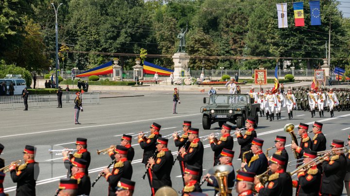 Parada militară a început cu întârziere de câteva ore