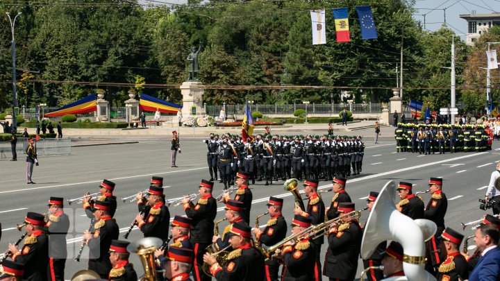 Ceremonia festivă şi parada militară cu ocazia Zilei Independenței Republicii Moldova (FOTO/VIDEO)