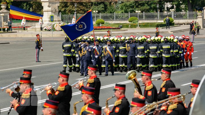 Parada militară a început cu întârziere de câteva ore