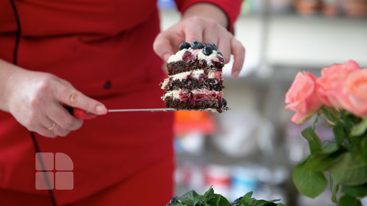 Afacere în pandemie. Olesea Ceban din oraşul Călăraşi produce deserturi cu un conţinut redus de zahăr şi fără aditivi alimentari (FOTO)