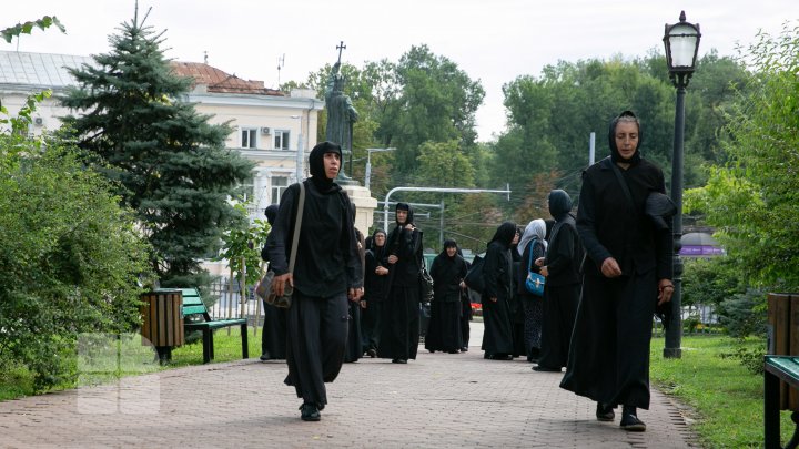 Sute de oameni s-au adunat în centrul Capitalei pentru a protesta împotriva impunerii vaccinării COVID-19 (VIDEO)