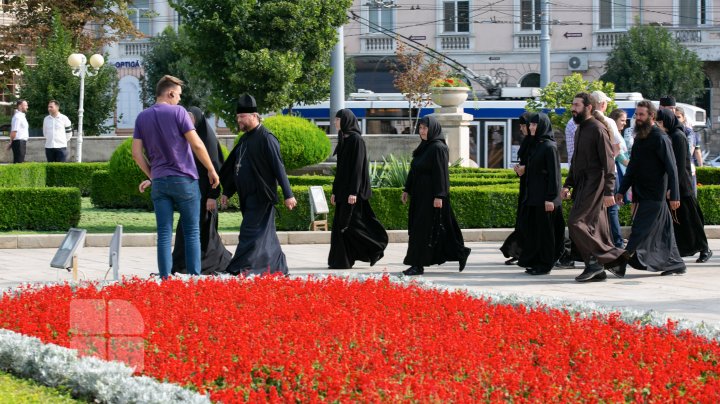 Sute de oameni s-au adunat în centrul Capitalei pentru a protesta împotriva impunerii vaccinării COVID-19 (VIDEO)