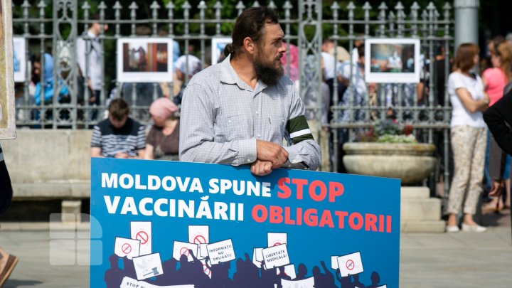 Sute de oameni s-au adunat în centrul Capitalei pentru a protesta împotriva impunerii vaccinării COVID-19 (VIDEO)