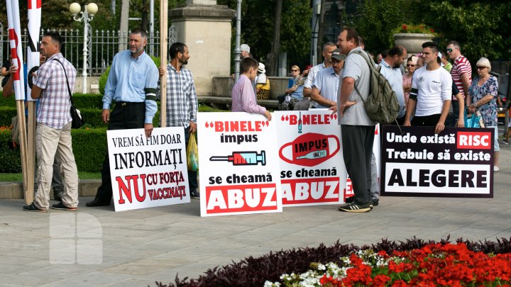 Sute de oameni s-au adunat în centrul Capitalei pentru a protesta împotriva impunerii vaccinării COVID-19 (VIDEO)