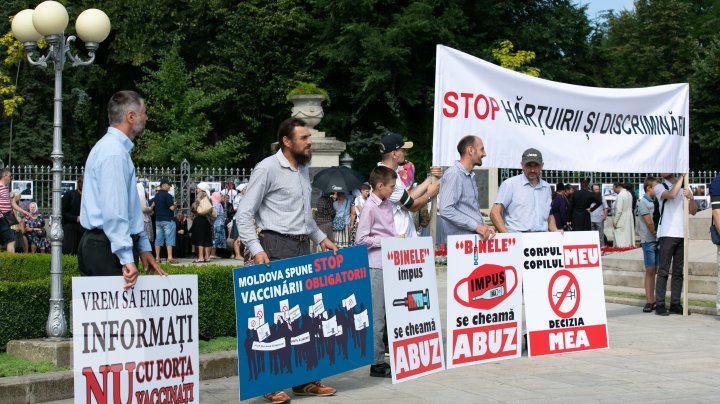 Sute de oameni s-au adunat în centrul Capitalei pentru a protesta împotriva impunerii vaccinării COVID-19 (VIDEO)