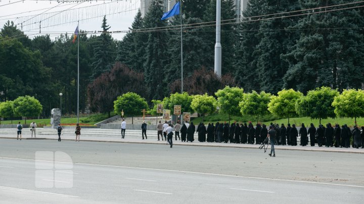 Sute de oameni s-au adunat în centrul Capitalei pentru a protesta împotriva impunerii vaccinării COVID-19 (VIDEO)