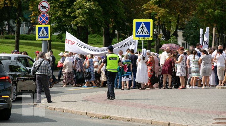 Sute de oameni s-au adunat în centrul Capitalei pentru a protesta împotriva impunerii vaccinării COVID-19 (VIDEO)