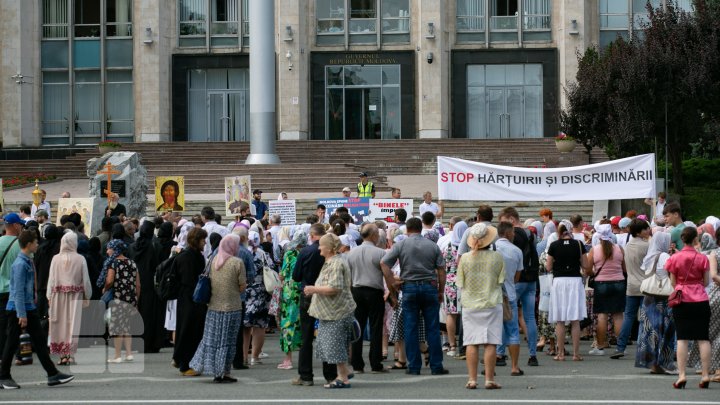 Sute de oameni s-au adunat în centrul Capitalei pentru a protesta împotriva impunerii vaccinării COVID-19 (VIDEO)