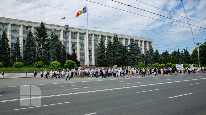 Sute de oameni s-au adunat în centrul Capitalei pentru a protesta împotriva impunerii vaccinării COVID-19 (VIDEO)