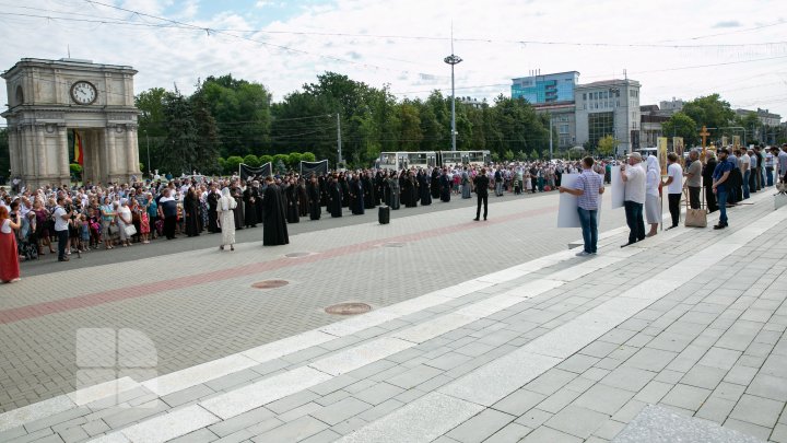 Sute de oameni s-au adunat în centrul Capitalei pentru a protesta împotriva impunerii vaccinării COVID-19 (VIDEO)