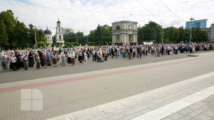 Sute de oameni s-au adunat în centrul Capitalei pentru a protesta împotriva impunerii vaccinării COVID-19 (VIDEO)