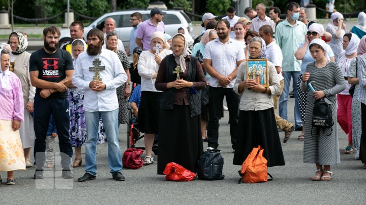 Sute de oameni s-au adunat în centrul Capitalei pentru a protesta împotriva impunerii vaccinării COVID-19 (VIDEO)