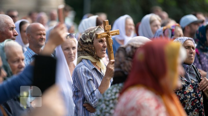 Sute de oameni s-au adunat în centrul Capitalei pentru a protesta împotriva impunerii vaccinării COVID-19 (VIDEO)