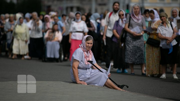 Sute de oameni s-au adunat în centrul Capitalei pentru a protesta împotriva impunerii vaccinării COVID-19 (VIDEO)