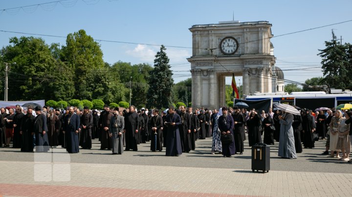 Sute de oameni s-au adunat în centrul Capitalei pentru a protesta împotriva impunerii vaccinării COVID-19 (VIDEO)