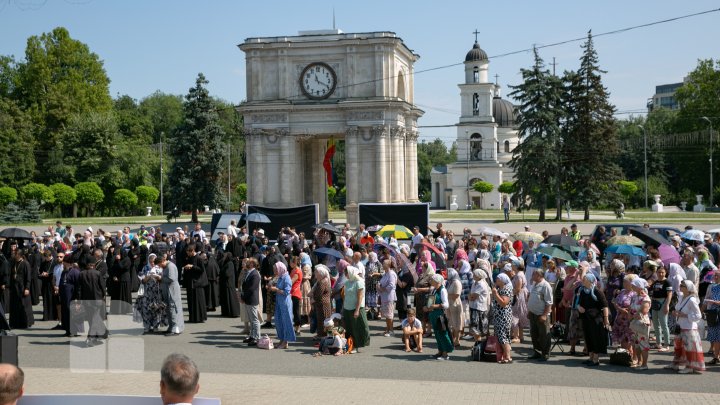 Sute de oameni s-au adunat în centrul Capitalei pentru a protesta împotriva impunerii vaccinării COVID-19 (VIDEO)