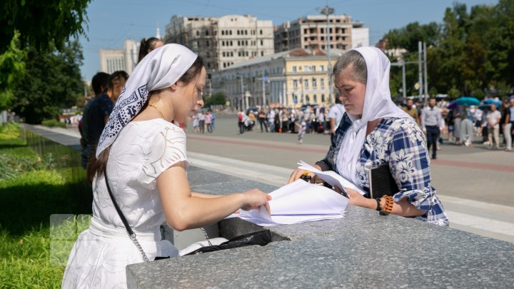 Sute de oameni s-au adunat în centrul Capitalei pentru a protesta împotriva impunerii vaccinării COVID-19 (VIDEO)