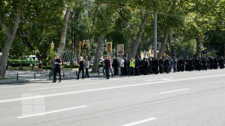 Sute de oameni s-au adunat în centrul Capitalei pentru a protesta împotriva impunerii vaccinării COVID-19 (VIDEO)