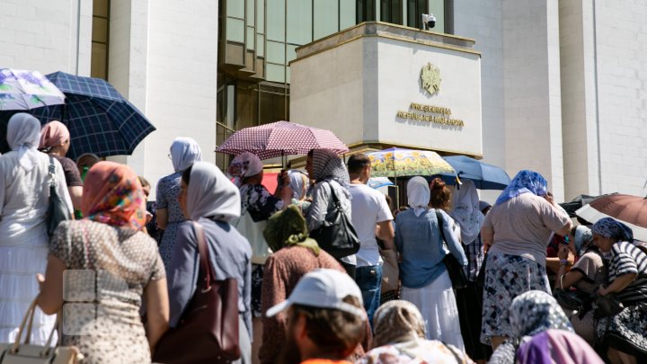 Sute de oameni s-au adunat în centrul Capitalei pentru a protesta împotriva impunerii vaccinării COVID-19 (VIDEO)