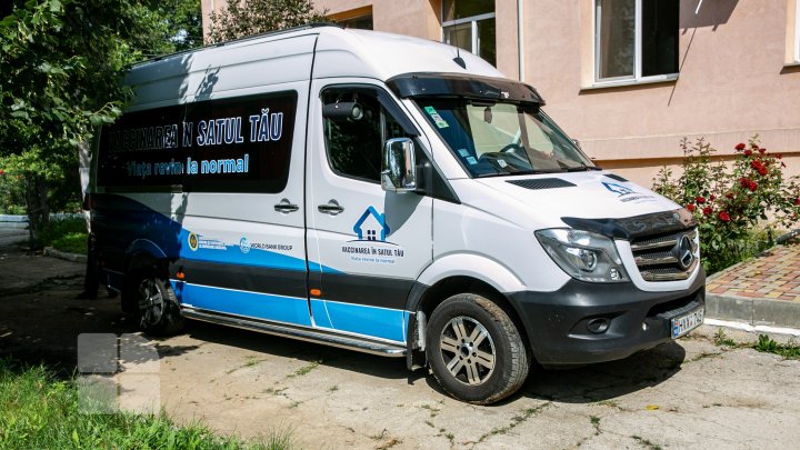 Oamenii de la sate, informaţi despre importanța vaccinării împotriva COVID-19. "Autocarul Sănătăţii" va merge în 24 de raioane (FOTO)