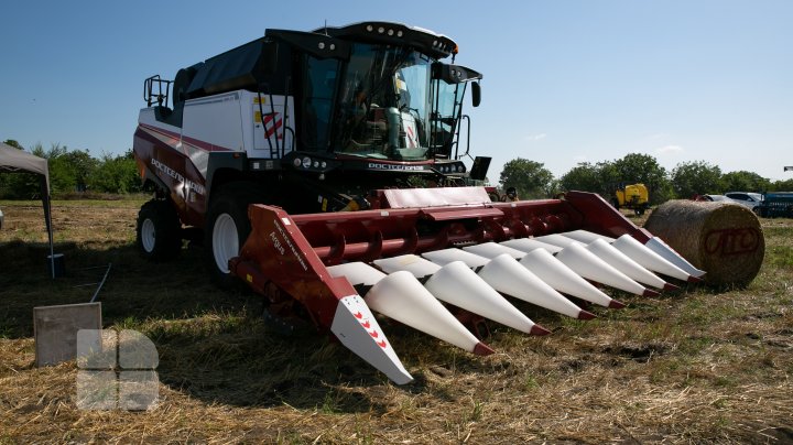 Expoziție agricolă cu drone performante, utilaje agricole şi tractoare de ultimă generaţie (FOTO)