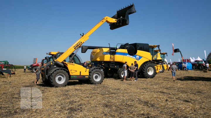 Expoziție agricolă cu drone performante, utilaje agricole şi tractoare de ultimă generaţie (FOTO)