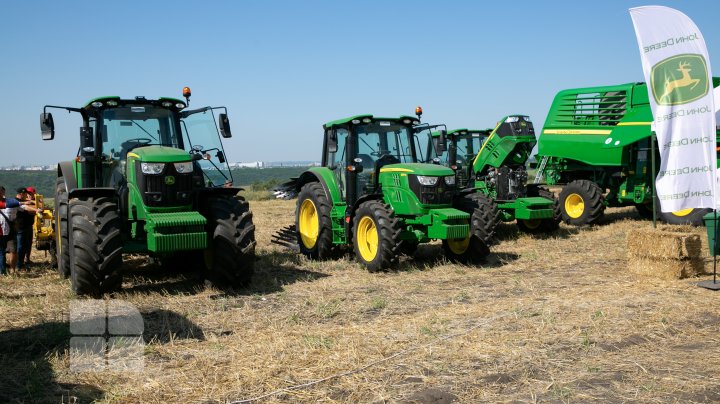 Expoziție agricolă cu drone performante, utilaje agricole şi tractoare de ultimă generaţie (FOTO)