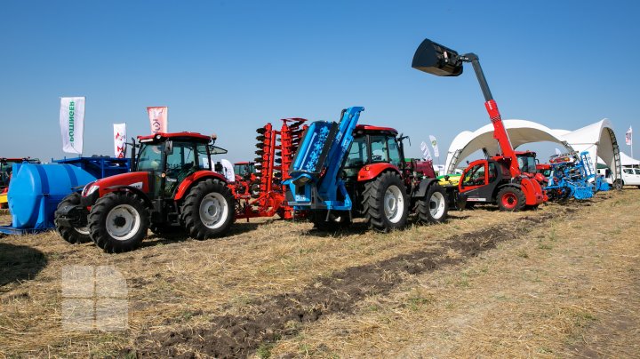 Expoziție agricolă cu drone performante, utilaje agricole şi tractoare de ultimă generaţie (FOTO)