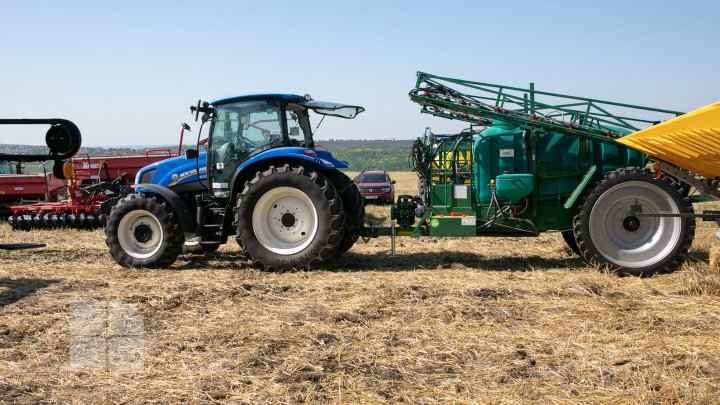 Expoziție agricolă cu drone performante, utilaje agricole şi tractoare de ultimă generaţie (FOTO)