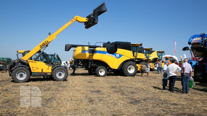 Expoziție agricolă cu drone performante, utilaje agricole şi tractoare de ultimă generaţie (FOTO)