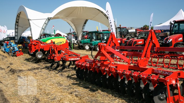 Expoziție agricolă cu drone performante, utilaje agricole şi tractoare de ultimă generaţie (FOTO)