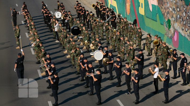 Repetițiile pentru parada militară din 27 august sunt în toi (FOTO)