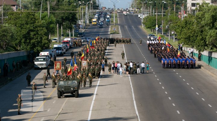 Repetițiile pentru parada militară din 27 august sunt în toi (FOTO)