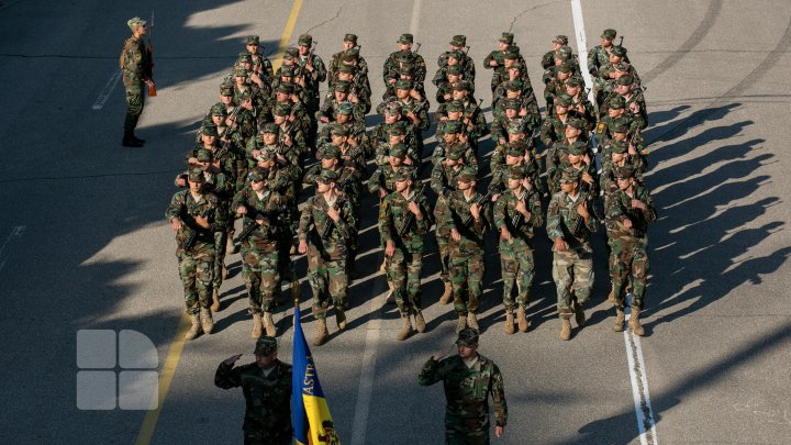 Repetițiile pentru parada militară din 27 august sunt în toi (FOTO)