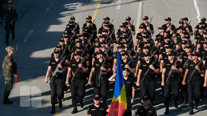 Repetițiile pentru parada militară din 27 august sunt în toi (FOTO)