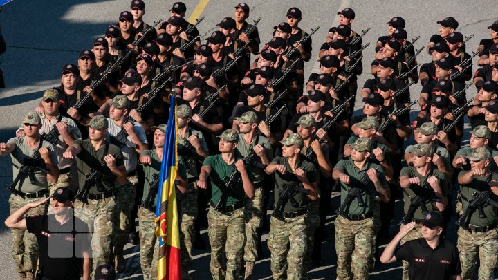 Repetițiile pentru parada militară din 27 august sunt în toi (FOTO)