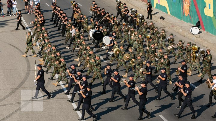 Repetițiile pentru parada militară din 27 august sunt în toi (FOTO)