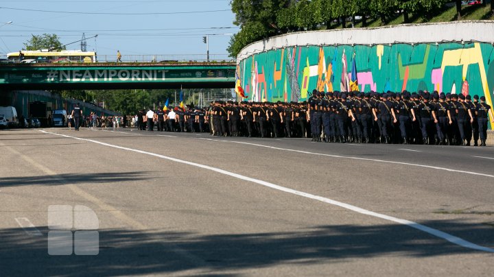 Repetițiile pentru parada militară din 27 august sunt în toi (FOTO)