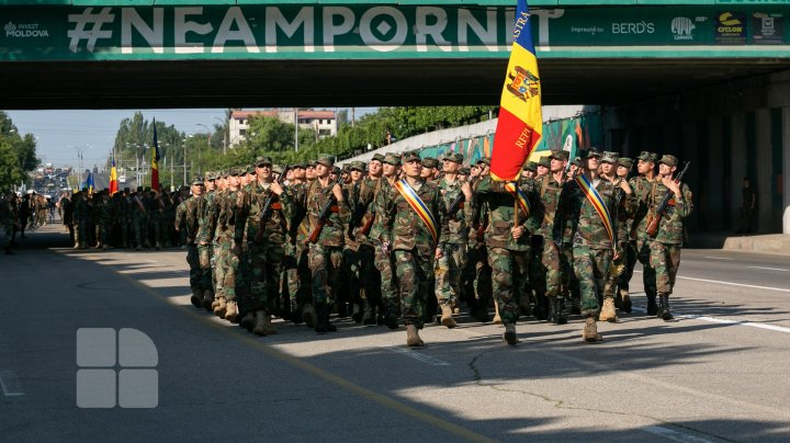 Repetițiile pentru parada militară din 27 august sunt în toi (FOTO)