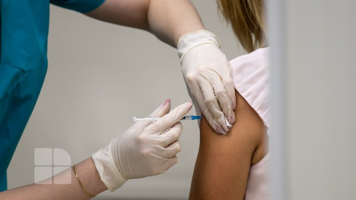 Vaccinarea obligatorie pentru funcţionarii şi cadrele didactice din Ucraina