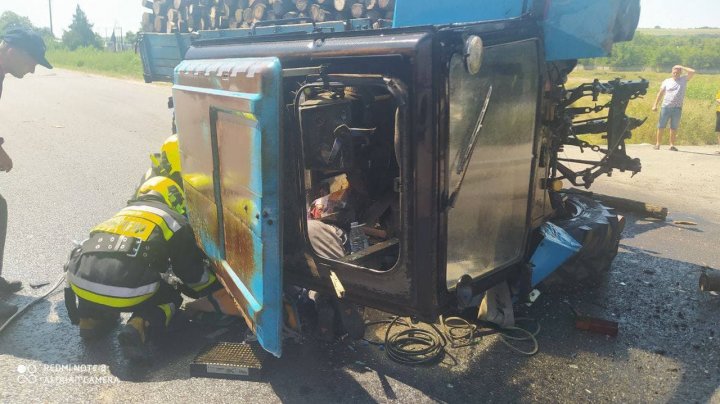 ACCIDENT DE GROAZĂ la Cimişlia. Un tractor, rupt în două. Şoferul a murit pe loc (FOTO)