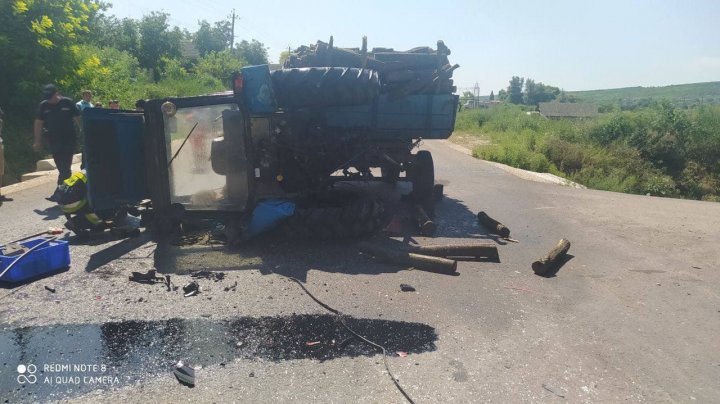 ACCIDENT DE GROAZĂ la Cimişlia. Un tractor, rupt în două. Şoferul a murit pe loc (FOTO)