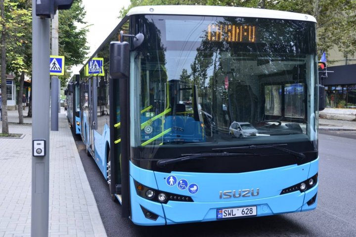 Încă 5 autobuze noi au fost puse în circulație pe străzile Capitalei (FOTO)