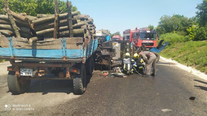 ACCIDENT DE GROAZĂ la Cimişlia. Un tractor, rupt în două. Şoferul a murit pe loc (FOTO)