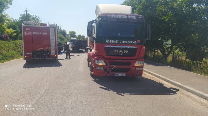 ACCIDENT DE GROAZĂ la Cimişlia. Un tractor, rupt în două. Şoferul a murit pe loc (FOTO)