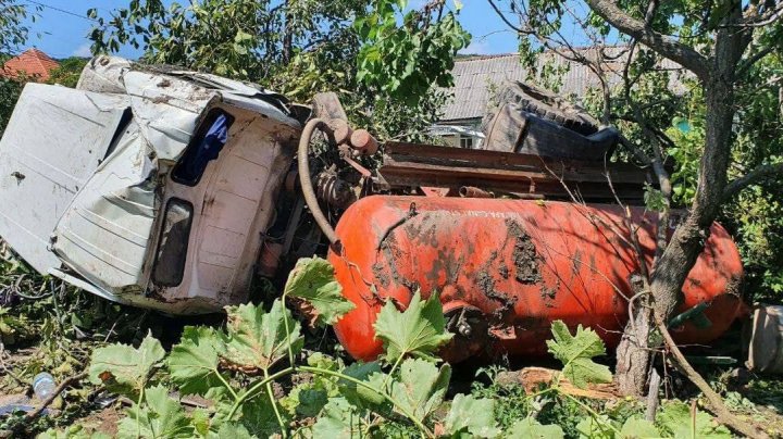 ACCIDENT TERIBIL la Străşeni. Un autocamion a ajuns în gospodăria unui localnic, după ce i-au cedat frânele. Sunt VICTIME