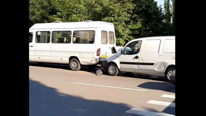 Accident matinal cu implicarea unui microbuz de linie. Două persoane au fost rănite (VIDEO)